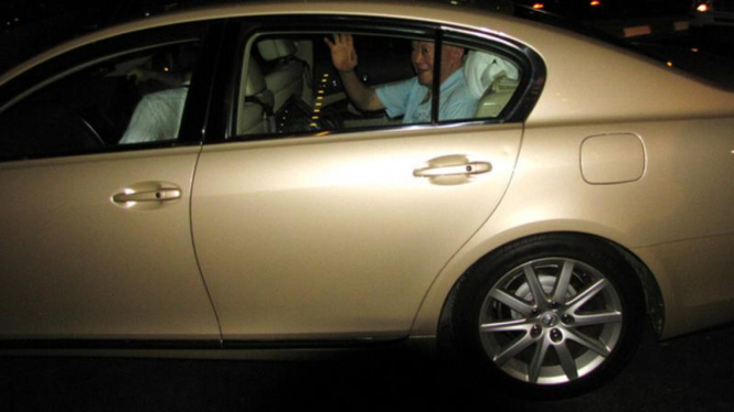 Lee Kwan Yew sedang menumpang di dalam Lexus.