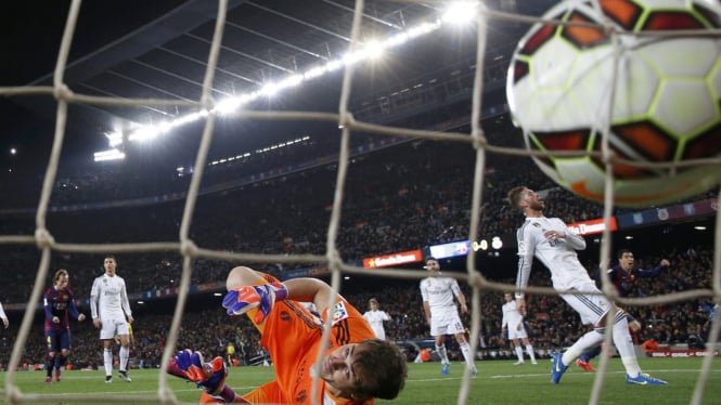 Gawang Kiper Real Madrid Iker Casillas dibobol pemain Barcelona Jeremy Mathieu di Stadion Camp Nou di Barcelona, 22 Maret 2015.