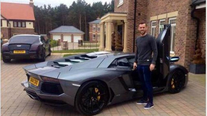 Steven Fletcher berpose bersama mobil barunya