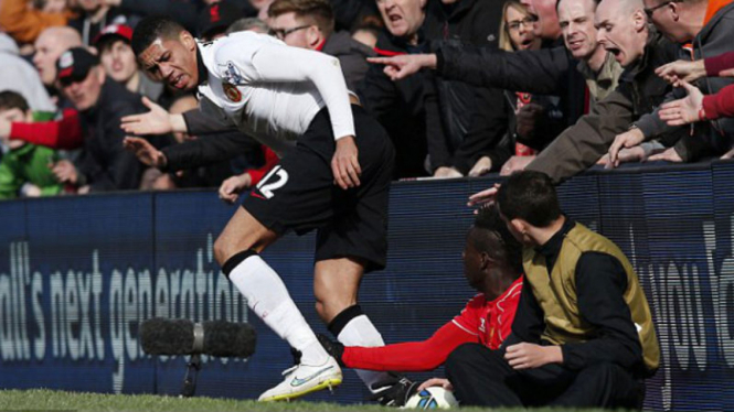 Mario Balotelli (kanan) dan Chris Smalling