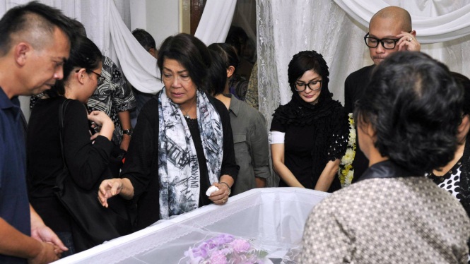 Rima Melati berduka atas meninggalnya sang suami, Frans Tumbuan