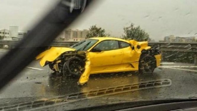 Ferrari milik Zizan yang ringsek.