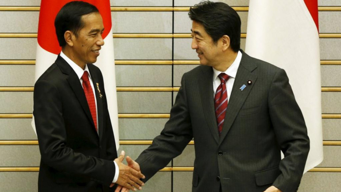 Presiden Joko Widodo Jokowi disambut PM Shinzo Abe di Tokyo, Jepang.