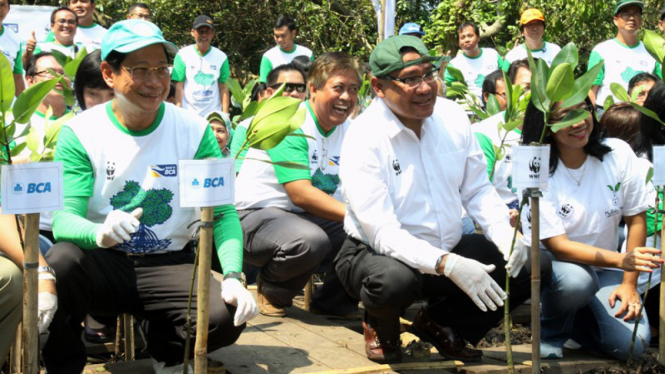 Presdir BCA Jahja Setiaatmadja & CEO WWF Indonesia Efransjah
