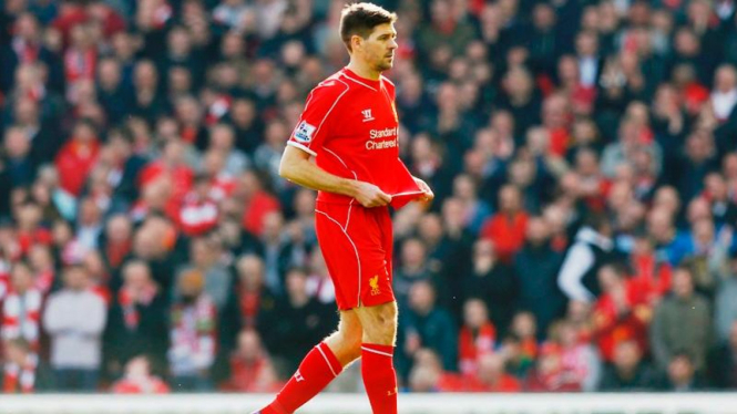Gelandang Liverpool, Steven Gerrard usai dikartu merah