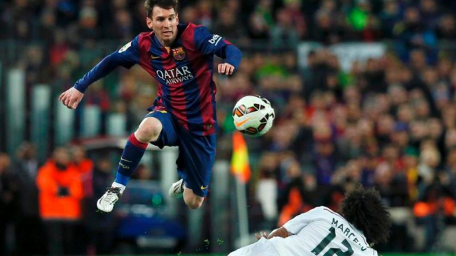 Pemain Barcelona, Lionel Messi, meloncati pemain Real Madrid