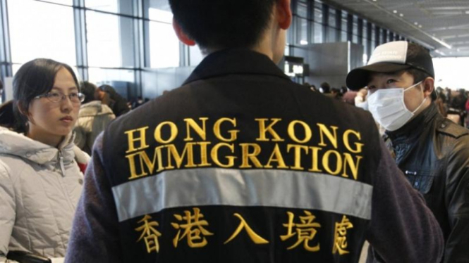 Petugas imigrasi Hong Kong memberi penjelasan kepada pengunjung bandar udara