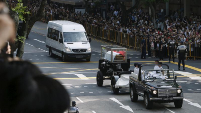 Ribuan orang berbaris menyaksikan iringan jenazah Lee Kuan Yew