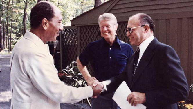 Anwar Sadat, Jimmy Carter, dan Perdana Menteri Israel Menachem Begin di Camp David.