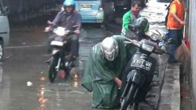 Banjir di kawasan Sultan Iskandarsyah, Kebayoran Lama, Jaksel terendam banjir.