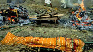 Tradisi Membakar Mayat yang Mengerikan di India