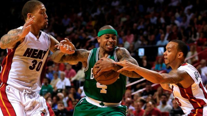 Pemain Boston Celtics, Isiah Thomas (tengah) dihadang dua pemain Miami Heat