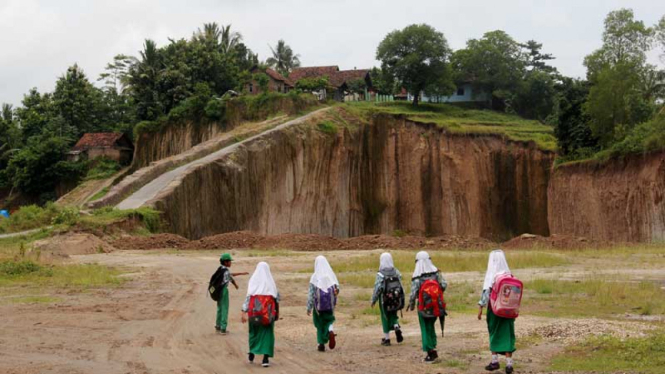 Ilustrasi/Kolam raksasa bekas galian tambang ilegal di Kalimantan Timur