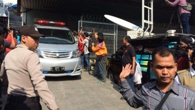 Ambulance pembawa jenazah Olga di Bandara Soetta, Sabtu (28/3/2015)