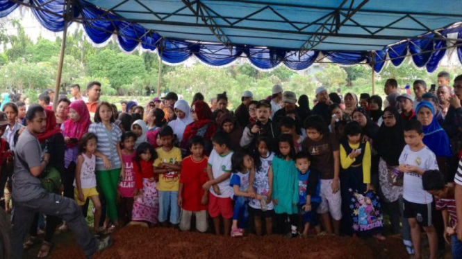 Fans dan warga sudah berkumpul di TPU Pondok Kelapa, Jakarta Timur.