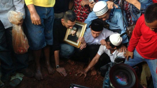 Proses pemakaman Olga Syahputra di TPU Pondok Kelapa