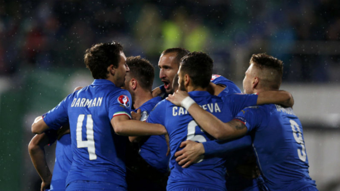 Pemain timnas Italia merayakan gol ke gawang Bulgaria