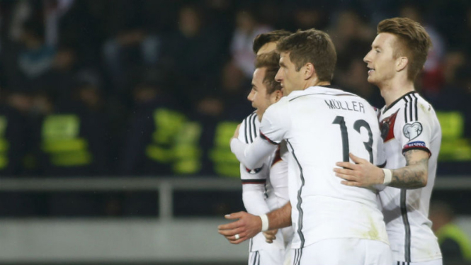 Pemain Jerman merayakan gol ke gawang Georgia