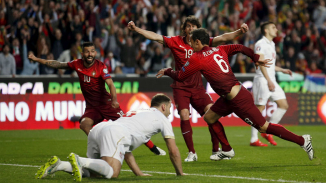 Pemain Portugal, Ricardo Carvalho, usai membobol gawang Serbia