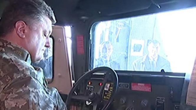 Presiden Ukraina jajal mobil Humvee sumbangan AS.