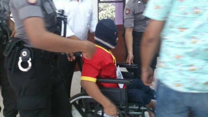 IW, pengedar sabu berkursi roda saat diamankan, Senin (30/3/2015)