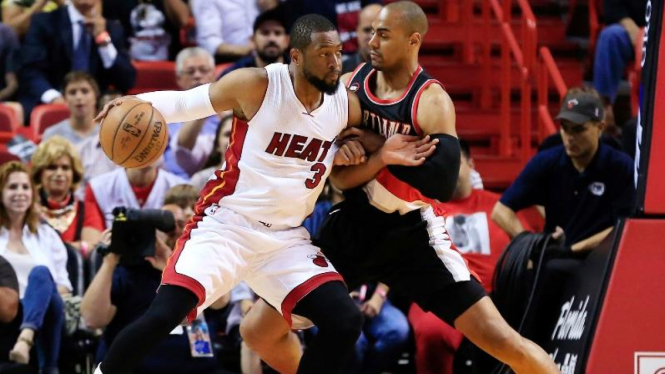 Aksi shooting guard Miami Heat, Dwyane Wade (kiri)