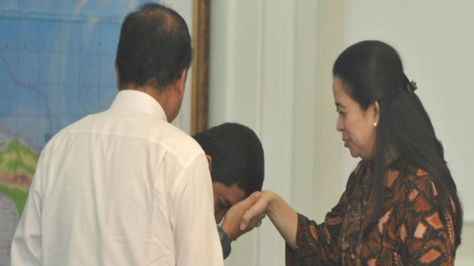 Menteri PAN-RB Yuddy Chrisnandi cium tangan Puan Maharani