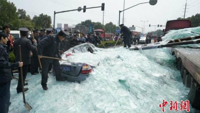 Pecahan kaca timbun mobil sedan hingga ringsek