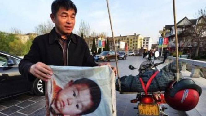 Guo Gangtong menunjukkan foto anaknya.