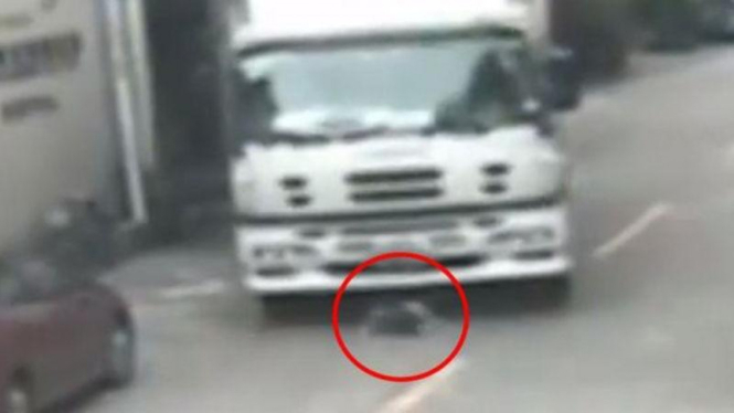 Seorang nenek ditabrak truk box di Tiongkok