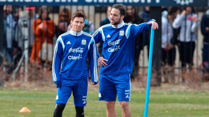 Pemain Argentina, Lionel Messi dan Gonzalo Higuain