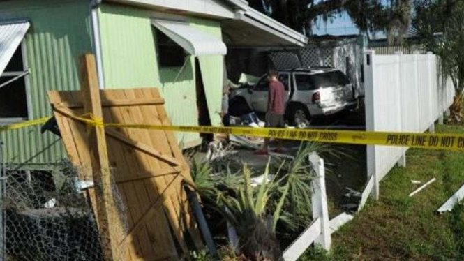 Kecelakaan SUV hantam suami-istri di Palmetto.
