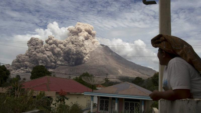 Warga menyaksikan letusan Gunung Sinabung