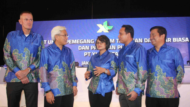Presiden Direktur PT XL Axiata Tbk., Dian Siswarini (tengah).