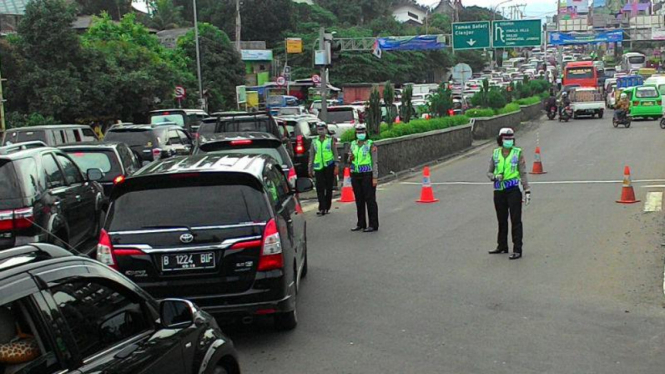 Petugas dari Polres Bogor melakukan pengaturan lalu lintas di kawasan Puncak, Bogor. (Ilustrasi)