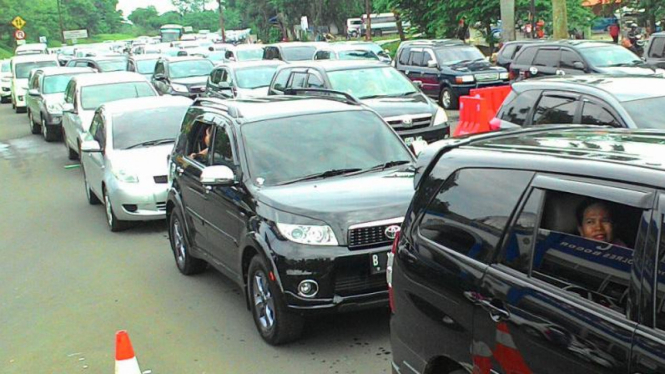 Antrean kendaraan di Tol Ciawi yang akan menuju kawasan Puncak, Bogor.