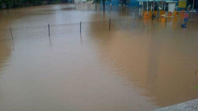 Banjir di Pasar Cipulir meluap ke jalan raya