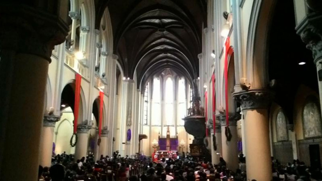 Para jemaat saat ikuti ibadah misa di Gereja Katedral Jakarta beberapa waktu silam.