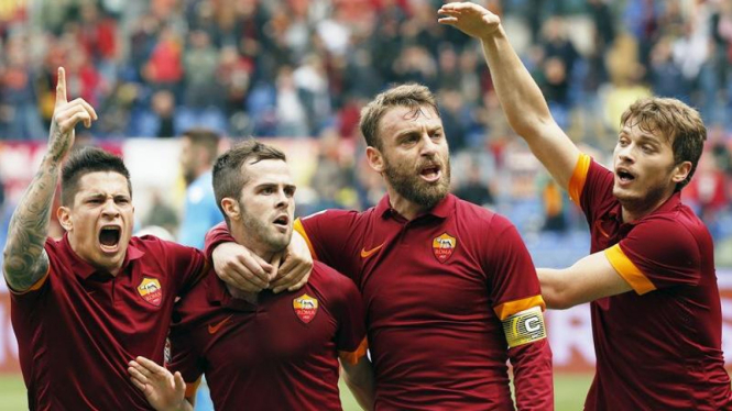 Para pemain AS Roma merayakan gol ke gawang Napoli