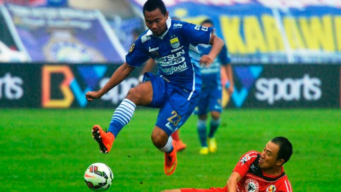 Pertandingan antara Persib dan Semen Padang di laga perdana ISL 2015