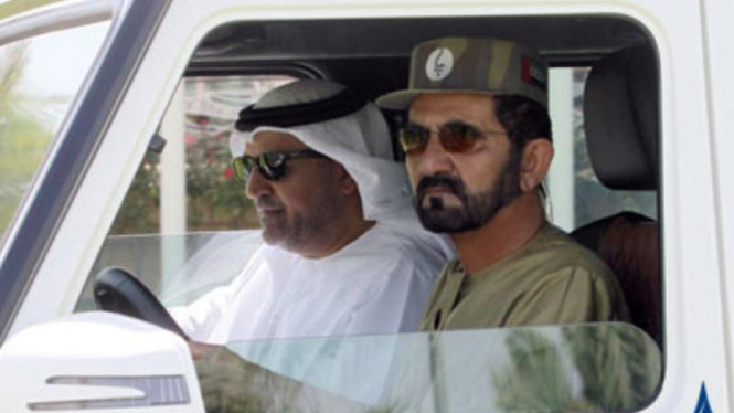 Sheikh Mohammed bersama salah satu pengawalnya