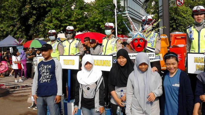 Polisi jadi patung