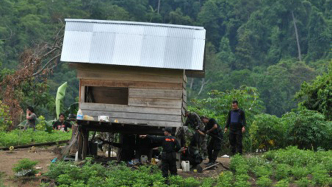 Sejumlah personel Inafis melakukan olah TKP tewasnya salah satu teroris anggota kelompok Mujahidin Indonesia Timur pimpinan Santoso usai baku tembak dengan Densus 88 pada Jumat, (3/4/2015).