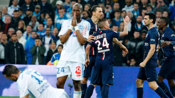 Para pemain PSG merayakan gol