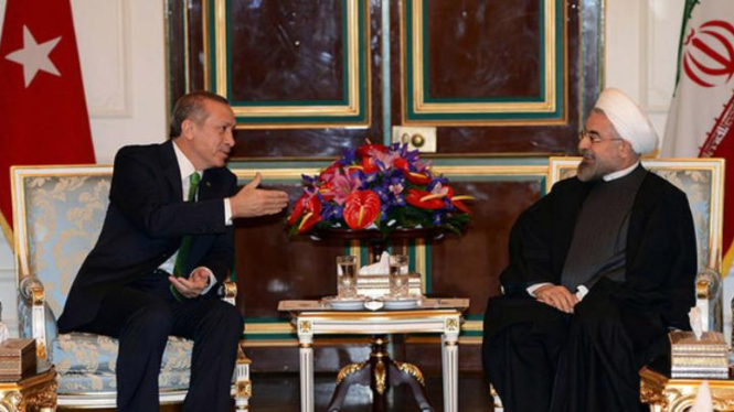 Presiden Turki Recep Tayyip Erdogan dan Presiden Iran Hassan Rouhani.