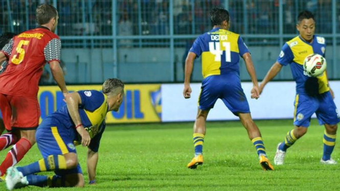 Pertandingan ISL 2015 antara Arema Cronus dan Barito Putera.