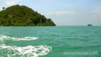 Keseruan Kemping di Pulau Bukit
