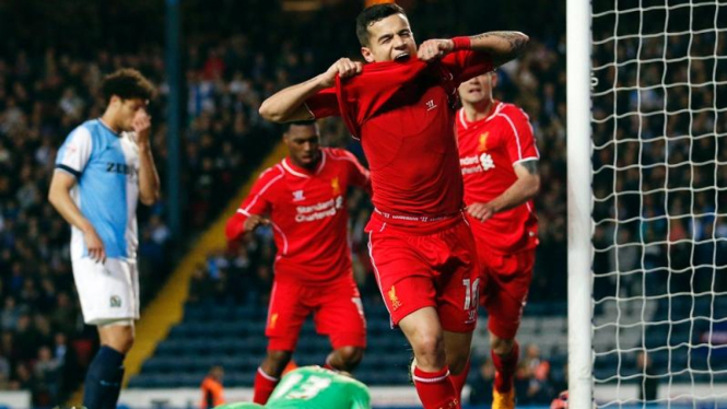 Pemain Liverpool, Philippe Coutinho merayakan gol