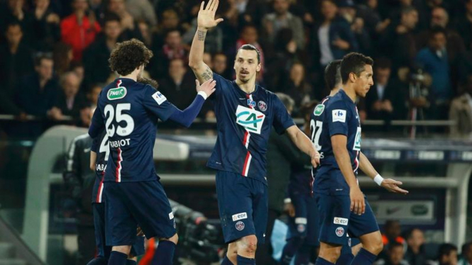 Zlatan Ibrahimovic bersama para pemain PSG usai mencetak gol