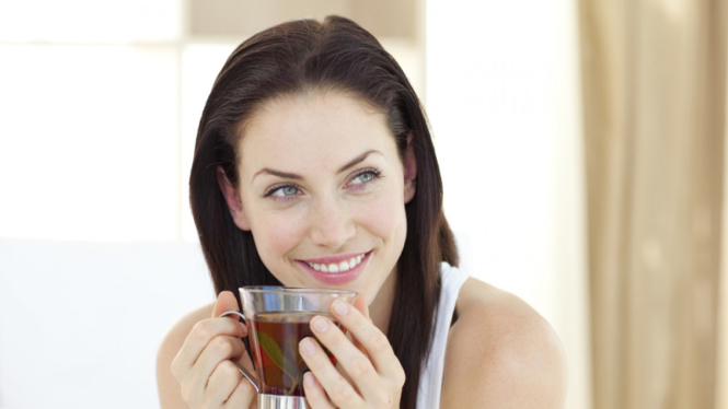 Ilustrasi wanita minum teh